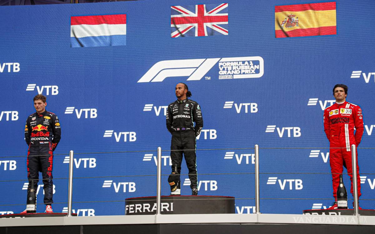 $!El triunfo se le escapó a Max Verstappen (Red Bull) -izquierda-, con el español Carlos Sainz (Ferrari) tercero -derecha-. Lewis Hamilton (Mercedes) -en medio-.