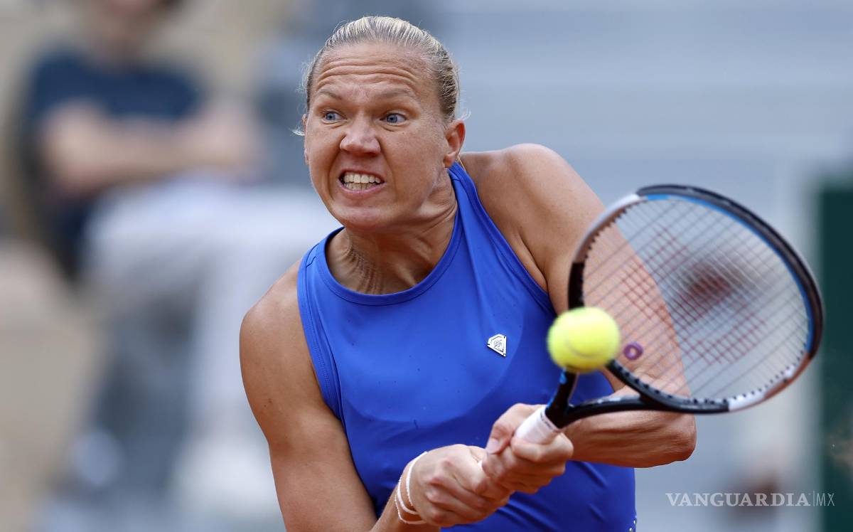 $!Kaia Kanepi de Estonia juega Garbine Muguruza de España en su partido de primera ronda de mujeres en Roland Garros en París, Francia.