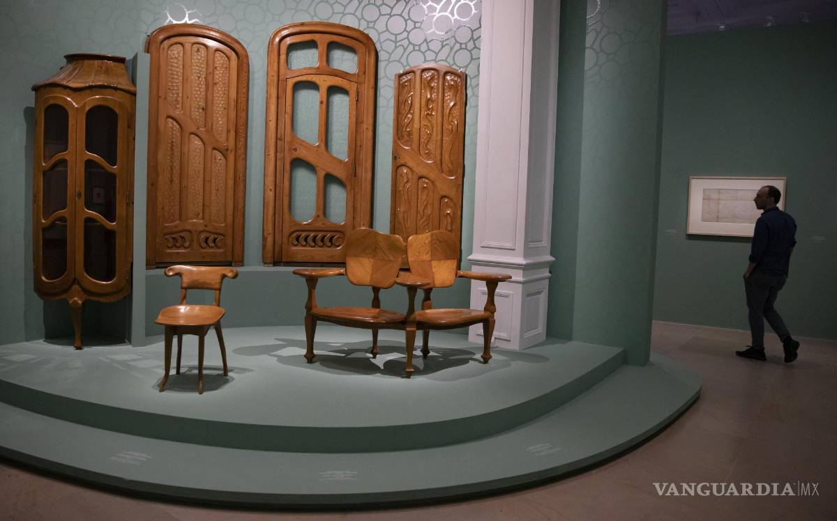 $!Un visitante mira los muebles exhibidos como parte de una exposición dedicada al arquitecto español Antoni Gaudí, y presentada en el ‘Musee d’Orsay’ en París.