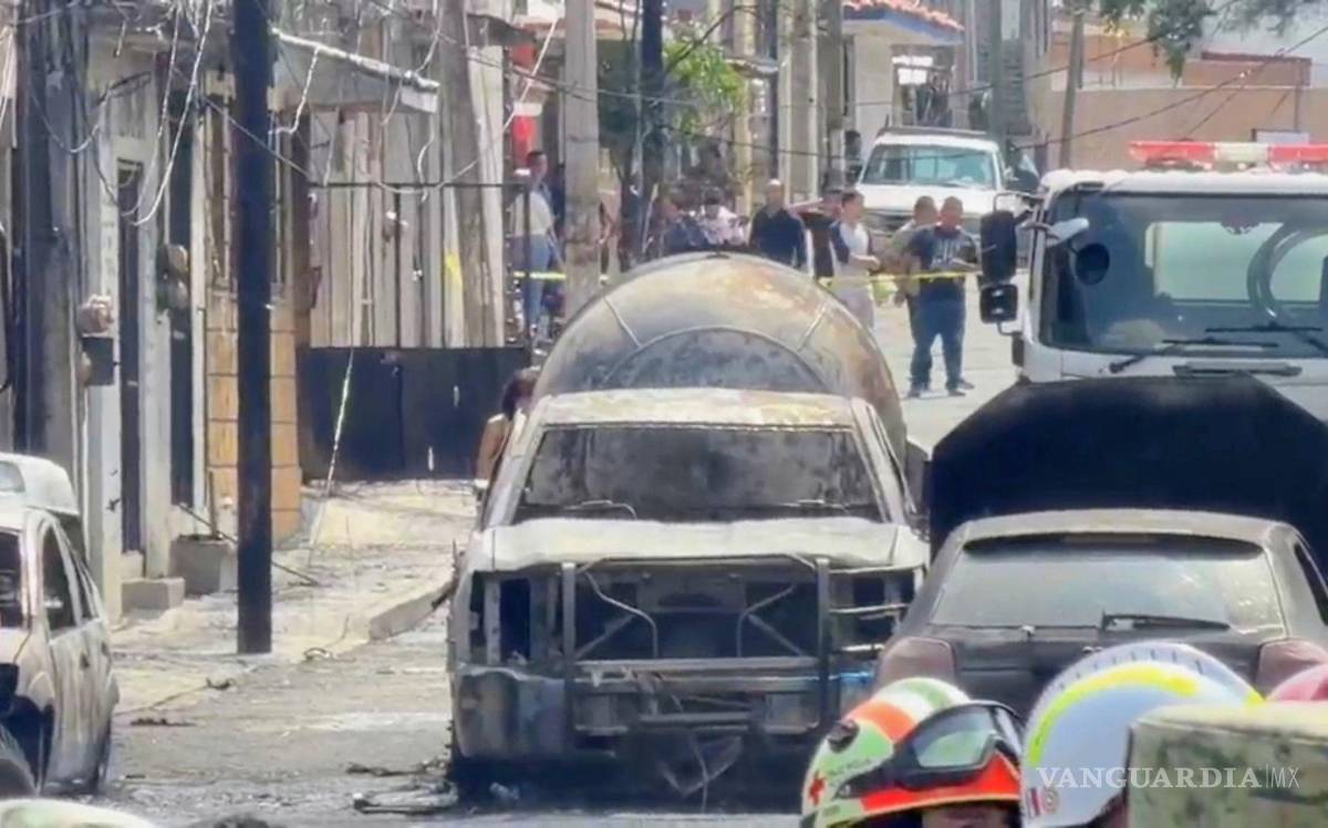 $!Una fuga de gas de una pipa que lo transportaba provocó una deflagracion en la colonia Las Granjas. Se reportan más de 20 personas heridas, 6 de ellas de gravedad y varias casas afectadas por la explosión.