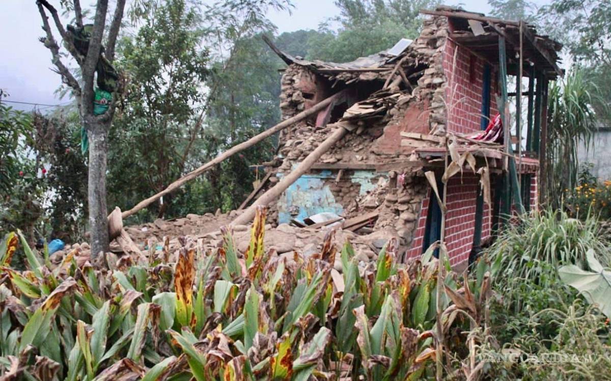 $!Una fotografía proporcionada por la oficina del primer ministro de Nepal muestra casas dañadas cerca de Jajarkot, Nepal.