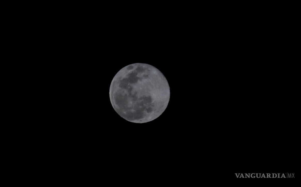 $!La luna se pudo apreciar un poco más pequeña que cuando es completamente llena.