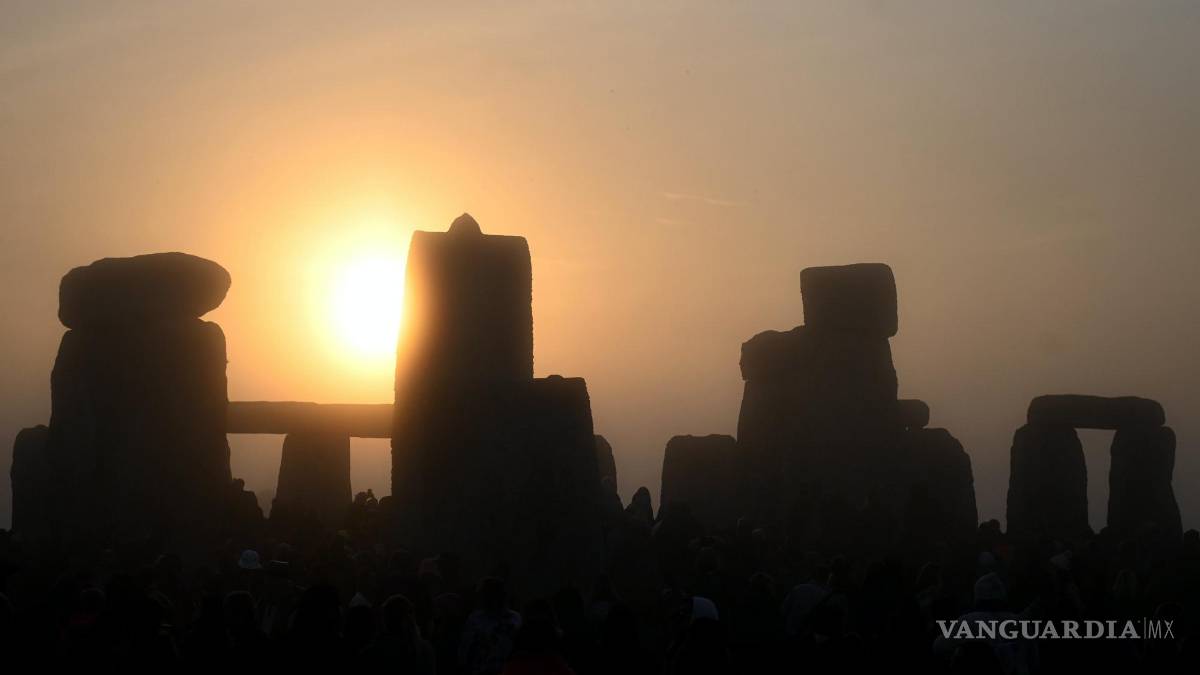 Así celebran miles de personas el Solsticio de Verano en Stonehenge (fotos)