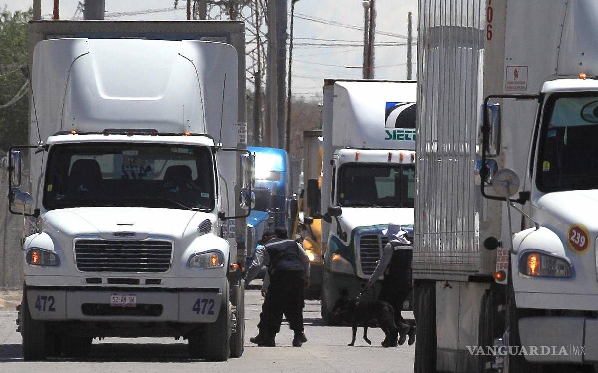 $!Conductores hacen filas para cruzar a Estados Unidos en el puente Internacional Zaragoza, en Ciudad Juárez (México).