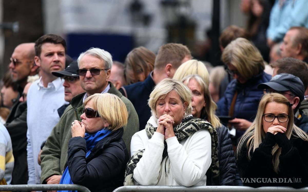 $!Los simpatizantes reales observan los procedimientos a lo largo de Whitehall durante un funeral en la Abadía de Westminster en Londres, Gran Bretaña.