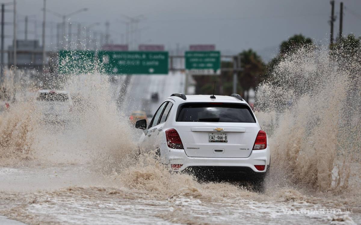$!Las intensas precipitaciones generaron encharcamientos en diversas vialidades de Saltillo durante este lunes.