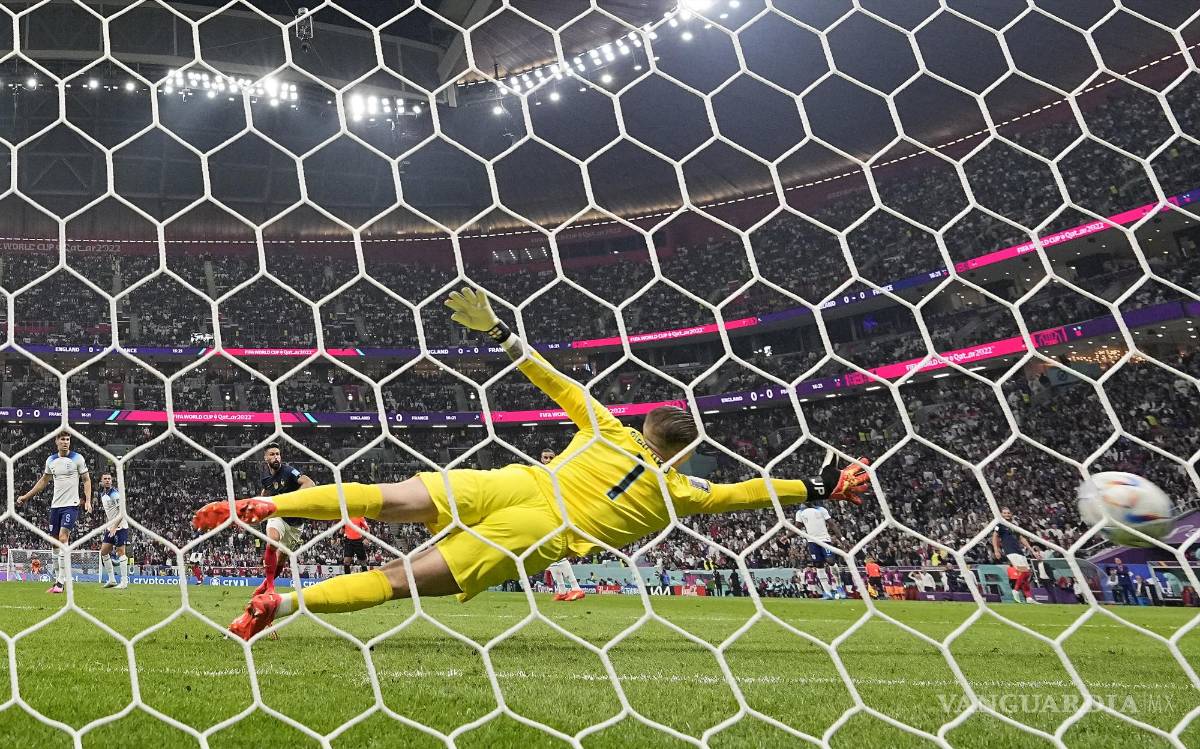$!Jordan Pickford se vio superado por el tiro de media distancia de Francia.