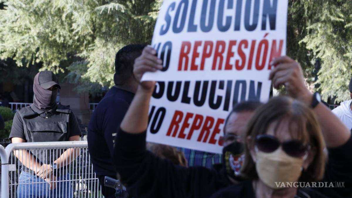 Fiscal de Coahuila asegura que oficiales armados en Plaza de Armas de Saltillo son por seguridad no intimidación