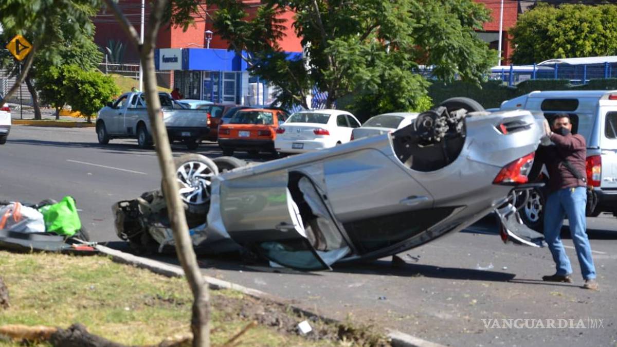 Por exceso de velocidad hombre vuelca en bulevar de Saltillo