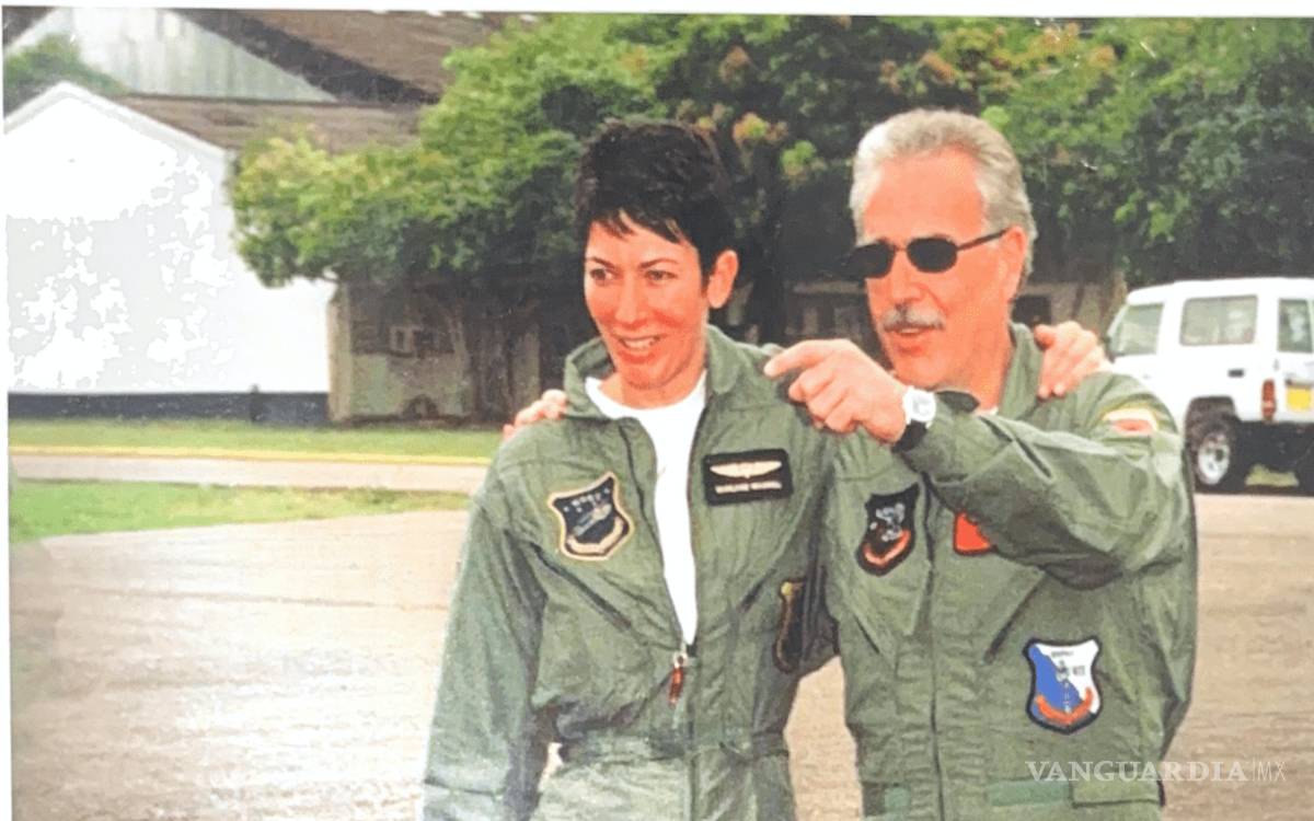 $!Esta foto sin fecha, publicada por el Departamento de Justicia de EU, muestra a Ghislaine Maxwell con el expresidente colombiano Andrés Pastrana en Colombia.