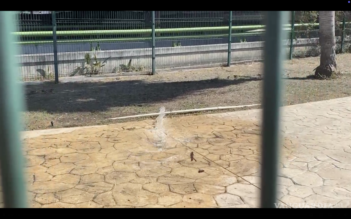 $!Aunque se dijo que el agua era tratada, causó molestias en la ciudadanía ya que se consideró podría emplearse en diferentes tareas en lugar de solo dejarla correr.