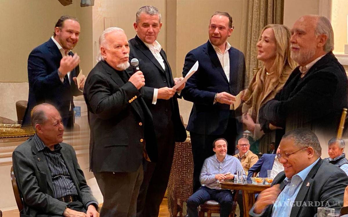 $!Santiago Taboada a la izquierda y al centro, rodeado de invitados a la reunión que tuvo lugar este lunes 12 en San Pedro Garza García, NL.