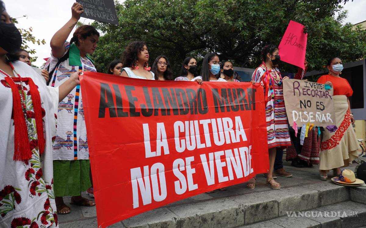 $!Artesanas e indígenas participan en una protesta contra el gobernador de Oaxaca, Alejandro Murat, en Mitla, estado de Oaxaca (México).