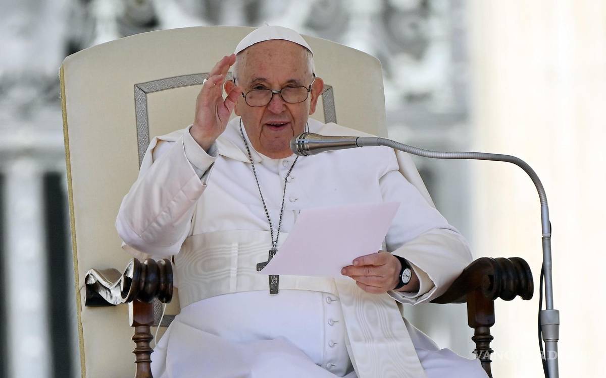 $!El Papa Francisco saluda a los fieles durante la Audiencia General en la plaza de San Pedro, Ciudad del Vaticano.