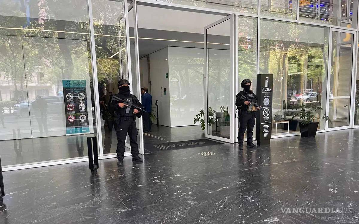 $!En uno de los inmuebles, las autoridades aseguraron más de 300 teléfonos celulares, casi mil microtarjetas o chips para dichos dispositivos, así como computadoras portátiles y un pasaporte