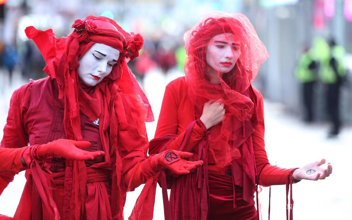 $!Activistas de Extinction Rebellion actúan en una manifestación durante la Cumbre del Clima de la ONU COP26 en Glasgow, Escocia. EFE/EPA/Robert Perry