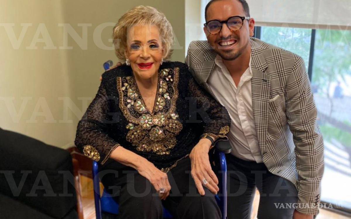 $!El saltillense Humberto Vázquez acompaña a Silvia Pinal.