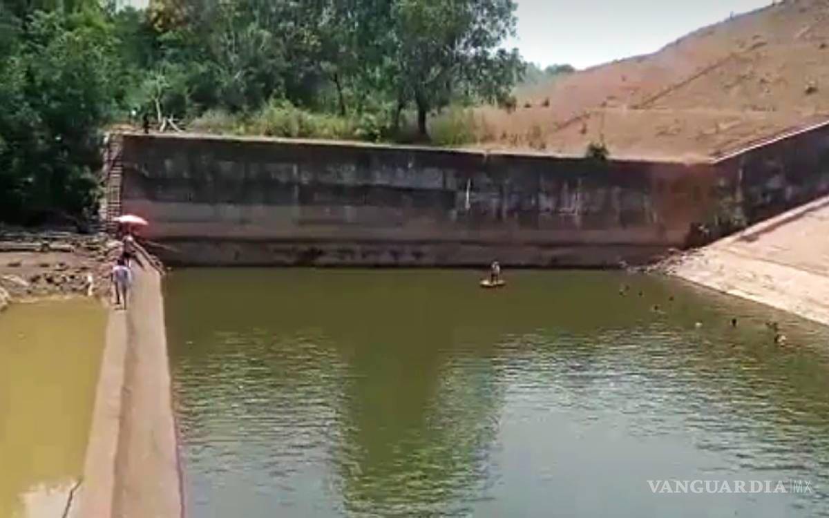 $!Un funcionario vació una represa para recuperar su celular que cayó al fondo, en la India