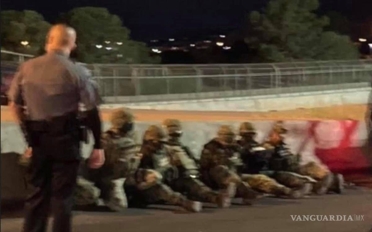 $!Soldados detenidos y esposados por los agentes estadounidenses de la Oficina de Aduanas y Protección Fronteriza de los Estados Unidos