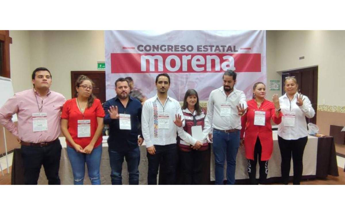 $!Diego del Bosque junto al Congreso Estatal de Morena.