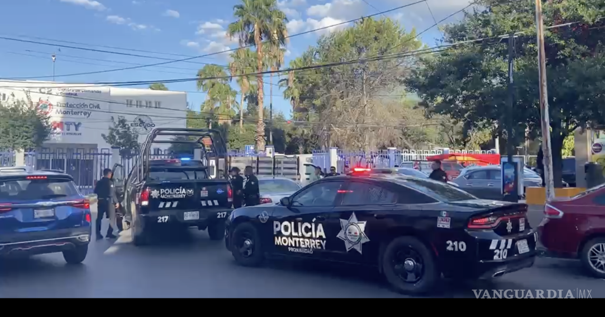 Detiene policía de Monterrey a periodista por grabar decomiso a comerciantes cerca de Fan Fest (video)