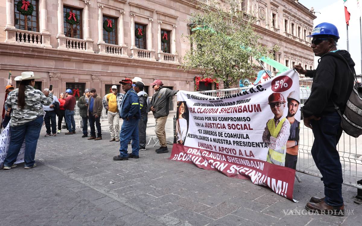 $!Frente a Palacio de Gobierno, los ex obreros exigieron una resolución por parte del Gobierno federal.