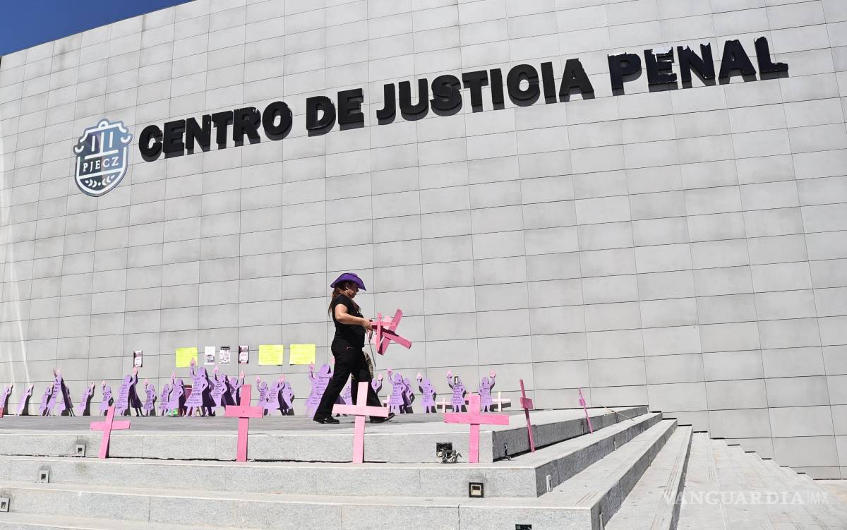 $!Sandra Soto sostuvo el retrato de su hermana durante la manifestación pacífica; participó colocado las cruces y denunció que a nueve años y medio del feminicidio no hay reparación del daño para el hijo de Serymar.