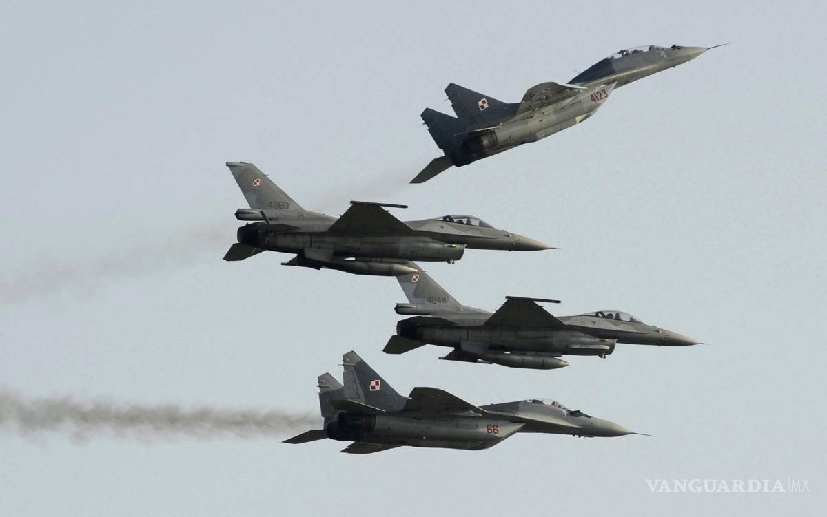 $!Dos aviones de combate MiG-29 de la fuerza aérea polaca vuelan en Radom, Polonia, el 27 de agosto de 2011. AP/Alik Keplicz