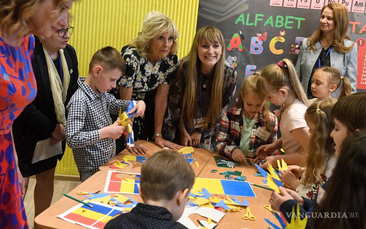 $!La Primera Dama de EU, Jill Biden (C-L), interactúa con niños refugiados ucranianos a niños refugiados en el Gymnasium School ‘Uruguay’ en Bucarest.