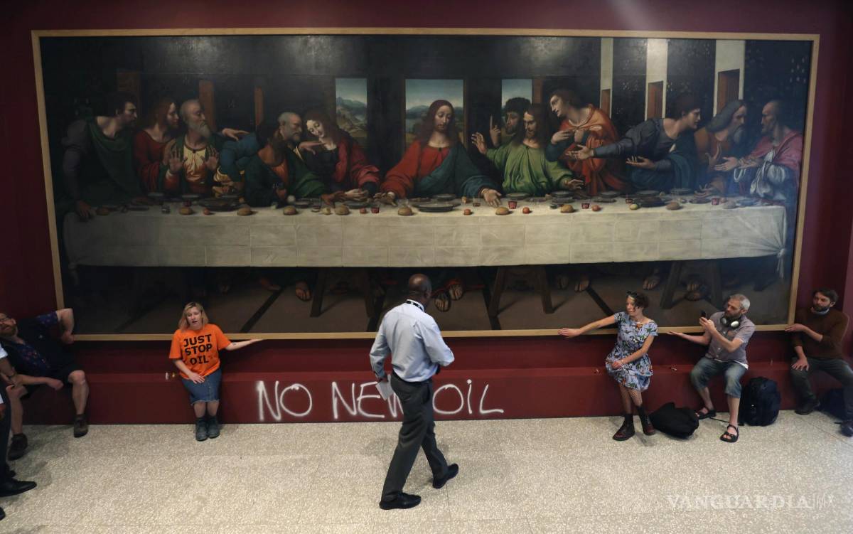 $!Activistas del grupo Just Stop Oil pegan sus manos en el marco de una copia de La última cena de Leonardo da Vinci en la Real Academia de Londres.