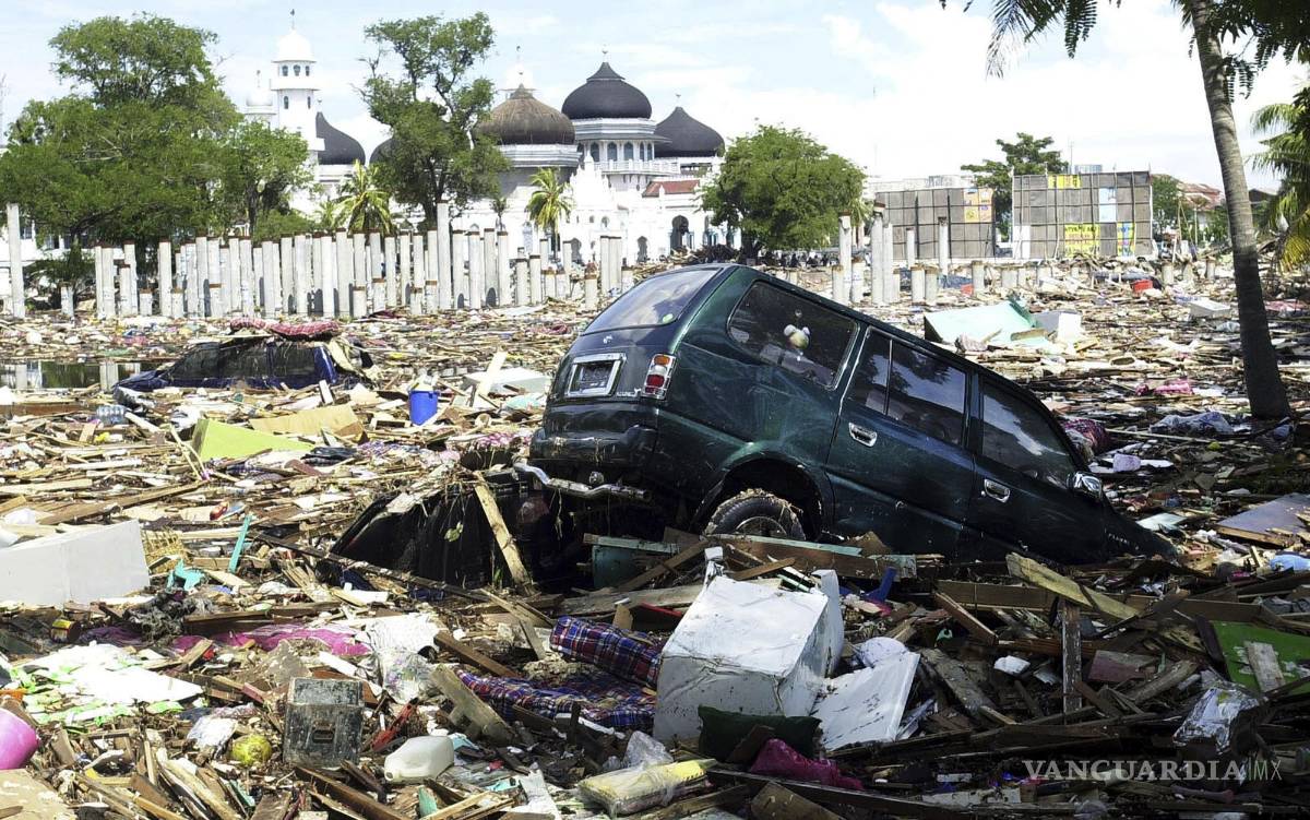 $!27 de diciembre de 2004. Escombros cubriendo el jardín delantero de la Gran Mezquita Baiturrahman tras el paso de gigantescas olas por Banda Aceh, provincia de Aceh, Indonesia