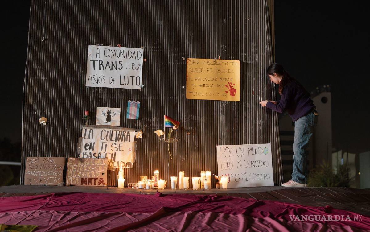 $!Con veladoras en manos, carteles y banderas, decenas de personas de Tijuana se exigieron justicia para Baena.