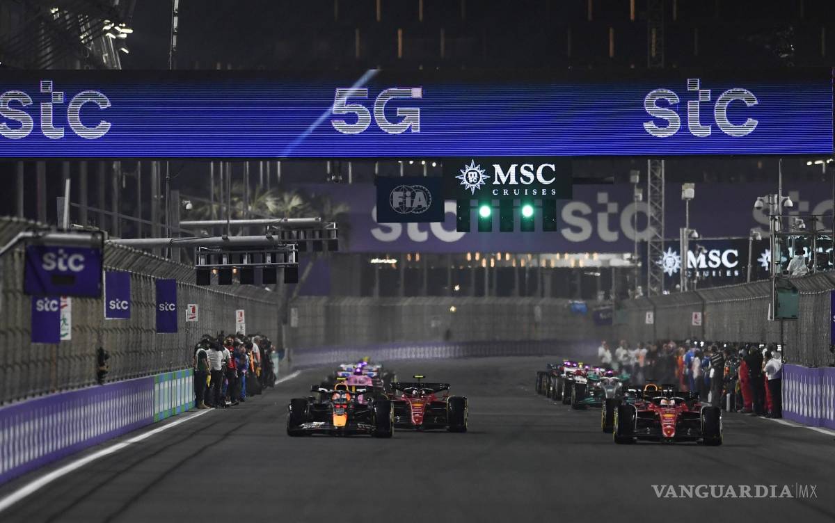 $!El piloto mexicano liderando la parrilla del GP de Arabia Saudita.