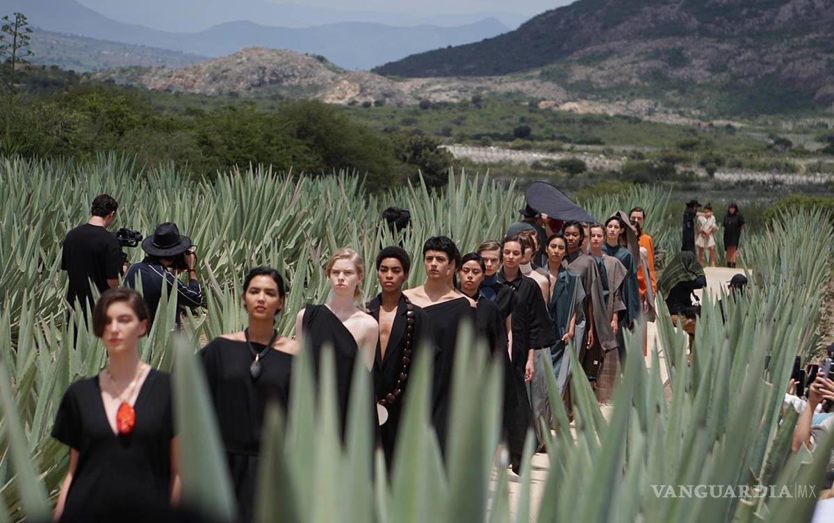 $!Modelos lucen prendas del diseñador mexicano Kris Goyri, durante las actividades del Mercedes-Benz Fashion Week en el municipio de Mitla, estado de Oaxaca.