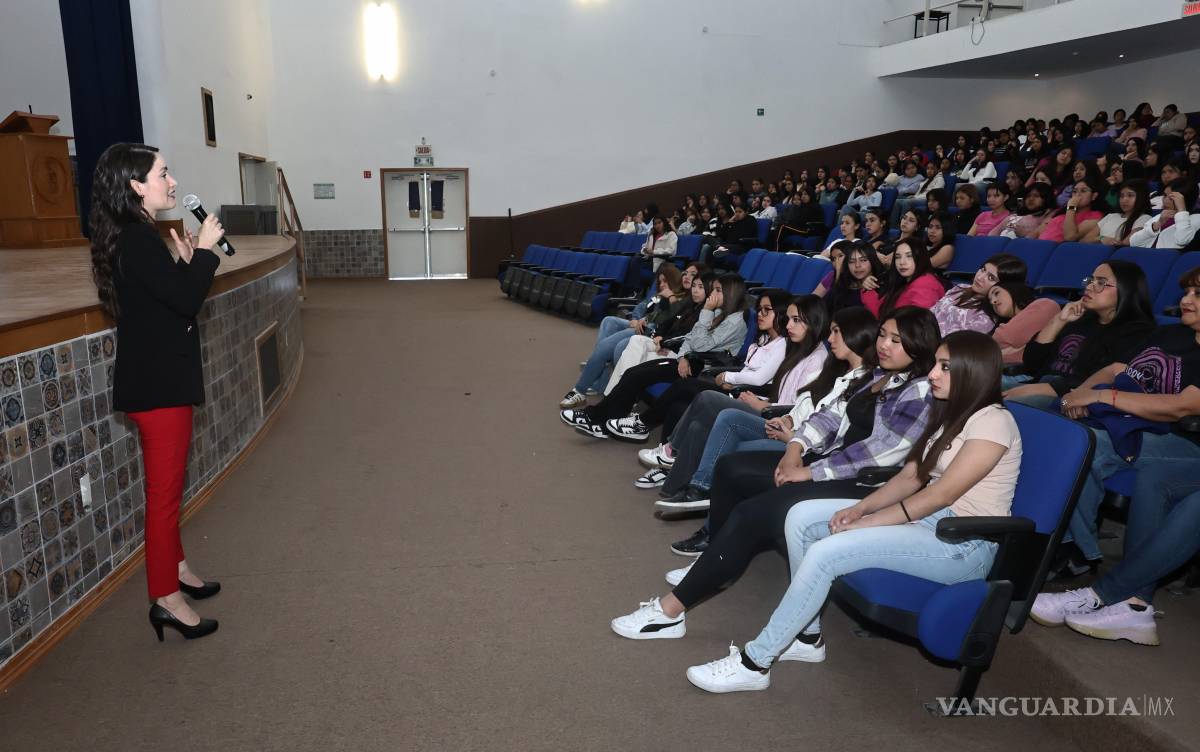 $!La directora del Consejo Cívico de Instituciones de Coahuila, Sara Arizpe Ramos, destacó la importancia de tomar decisiones con autenticidad y perseguir los objetivos personales.