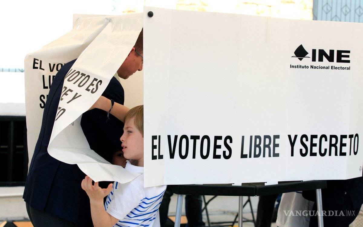 $!Anaya vota por el mismo después de hacer fila en casilla por una hora y media