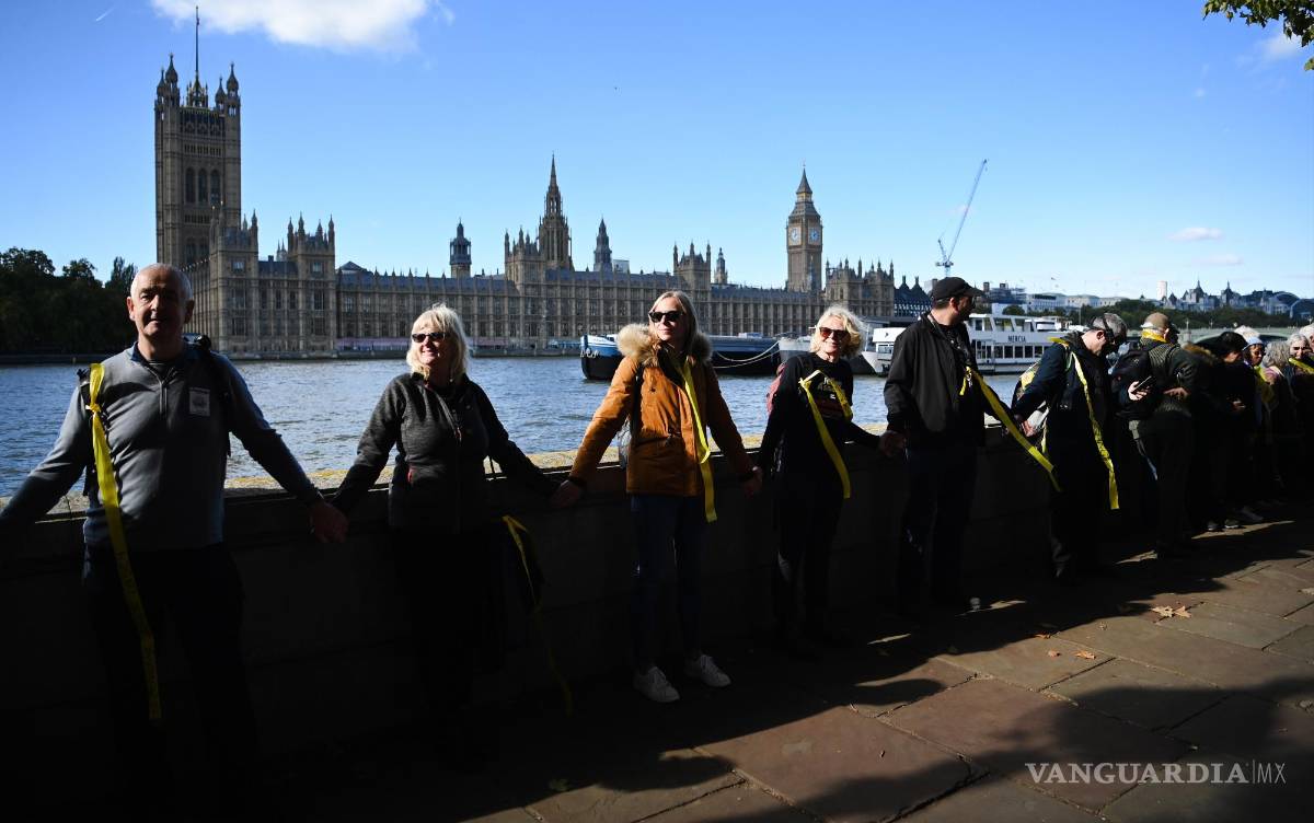 $!La cadena humana se extendió a lo largo del puente de Westminster.
