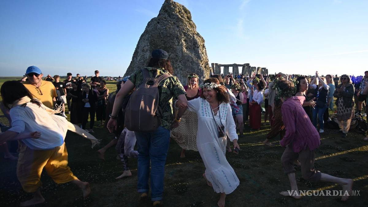 Así celebran miles de personas el Solsticio de Verano en Stonehenge (fotos)