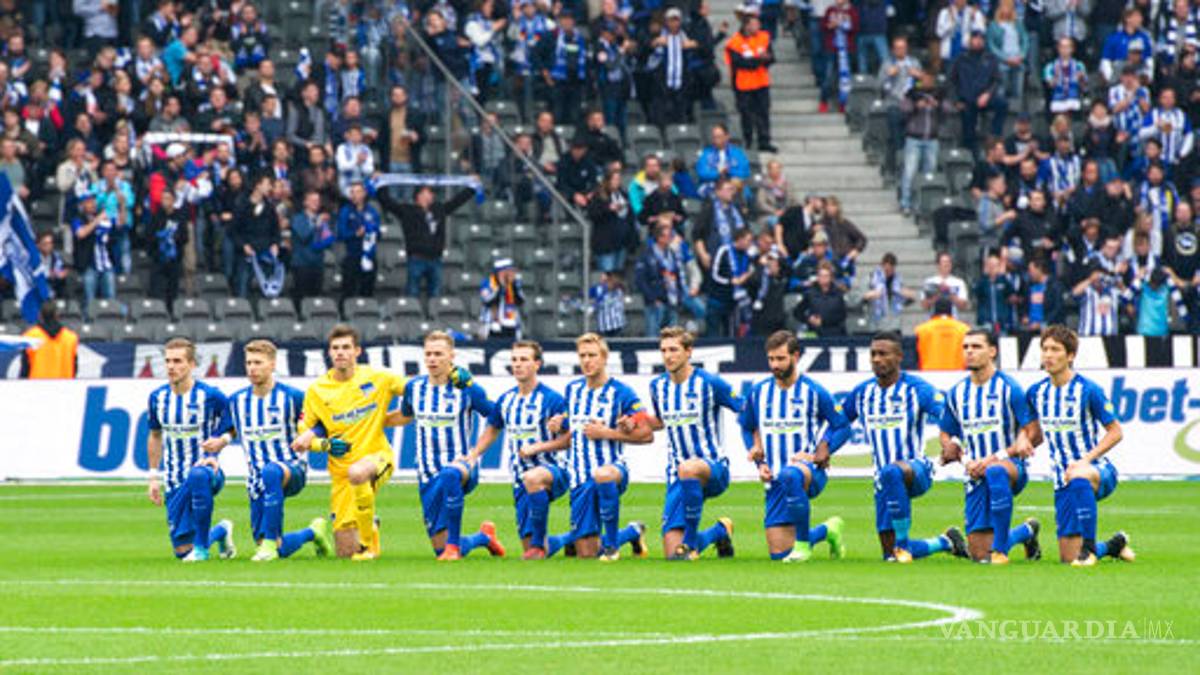 Equipo de la Bundesliga se hinca en apoyo a la NFL