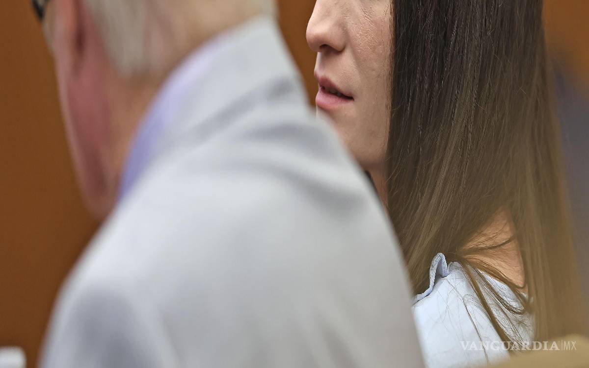 $!Lindsay Clancy reacciona a la noticia de que una mujer fue arrestada por grabar imágenes del jurado en el Tribunal Superior de Plymouth.