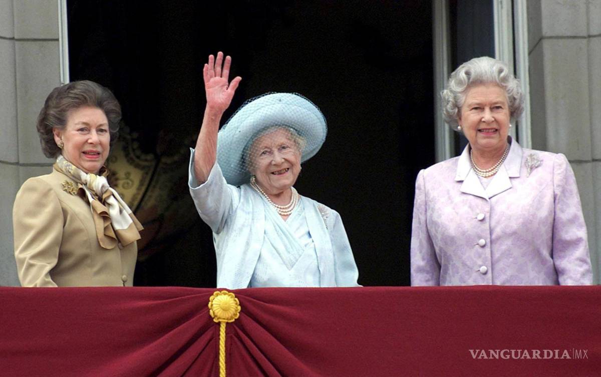 $!La princesa Margarita, la reina Isabel II, la reina Isabel, la reina madre en Londres, durante la celebración del centenario de la reina madre, el 04 de agosto de 2000.