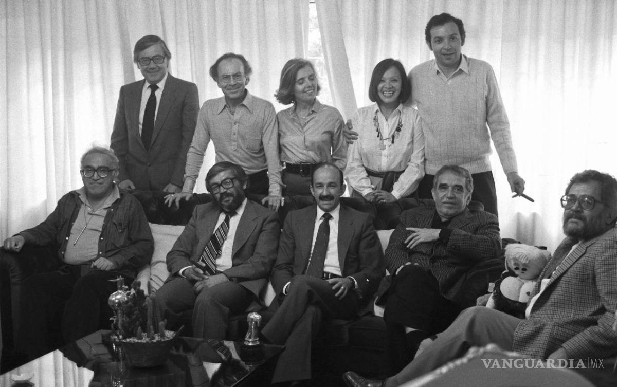 $!MÉXICO, D.F., 17ABRIL2014. En la imagen se observa a Gabriel García Márquez con la escritora mexicana Elena Poniatowska en 1986.