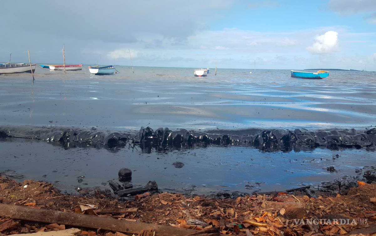 $!El buque MV Wakashio que derramó mil toneladas de combustible en las Islas Mauricio podría partirse en dos