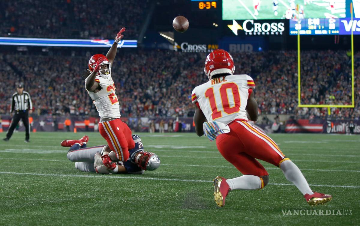 $!¡Ni una más! Los Patriots vetan a aficionado que le lanzó cerveza a Tyreek Hill