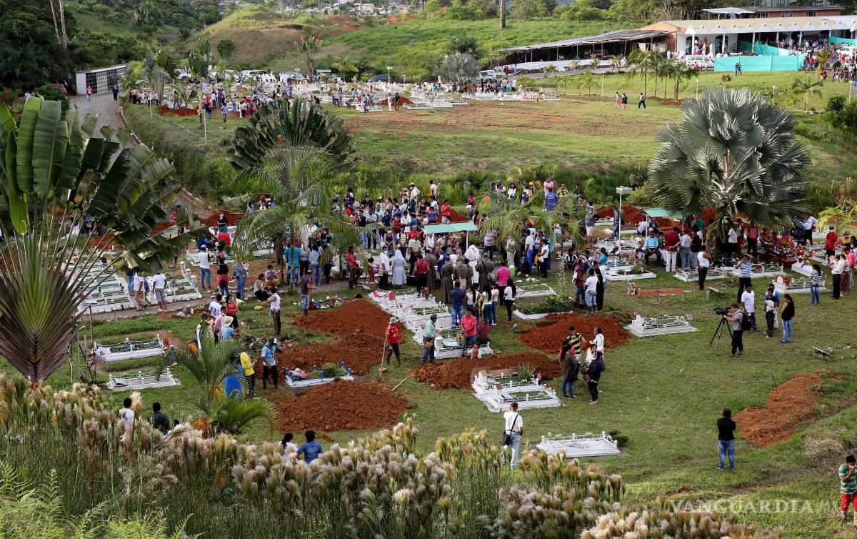 $!Entierro colectivo de víctimas de una avalancha en Mocoa (Colombia) el 3 de abril de 2017.