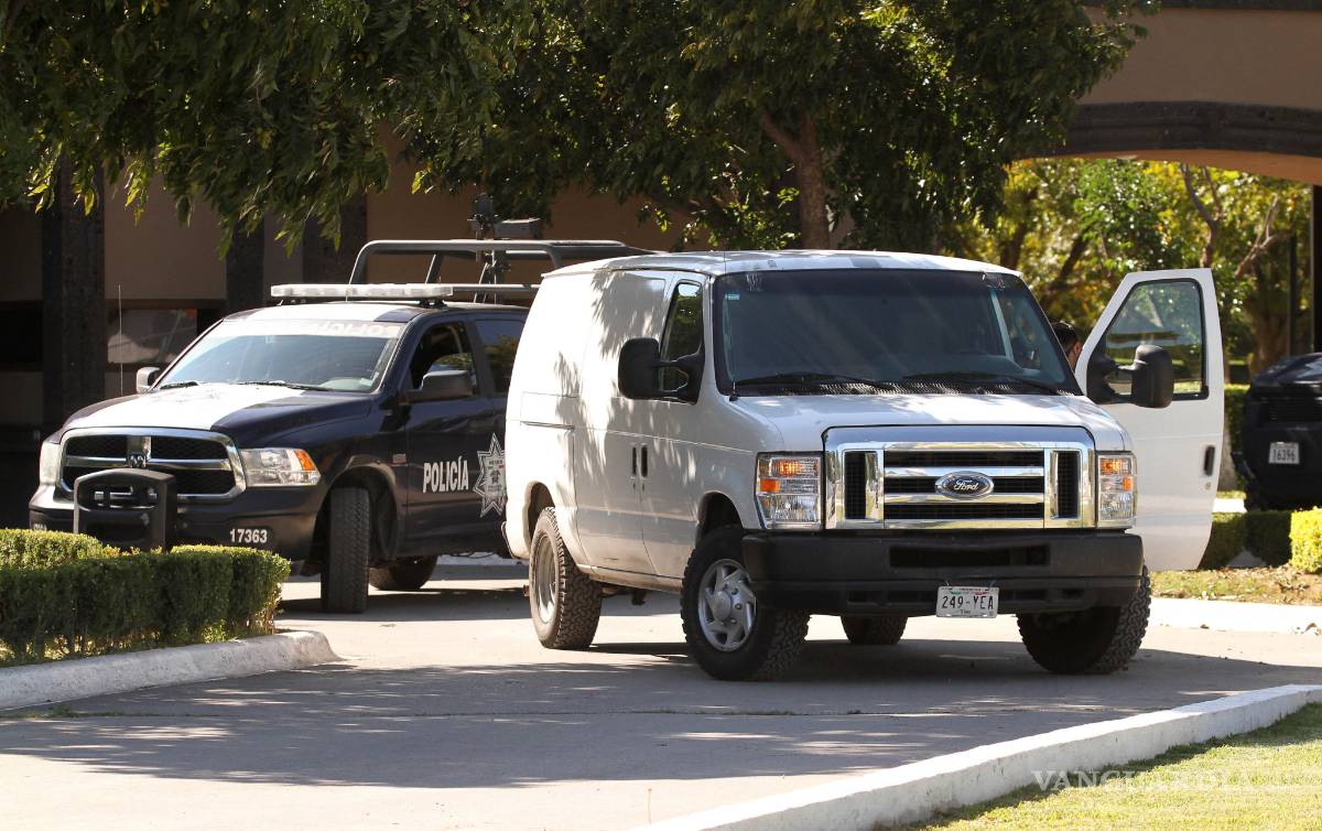 $!Catean federales residencia del dueño de la televisora RCG en Saltillo