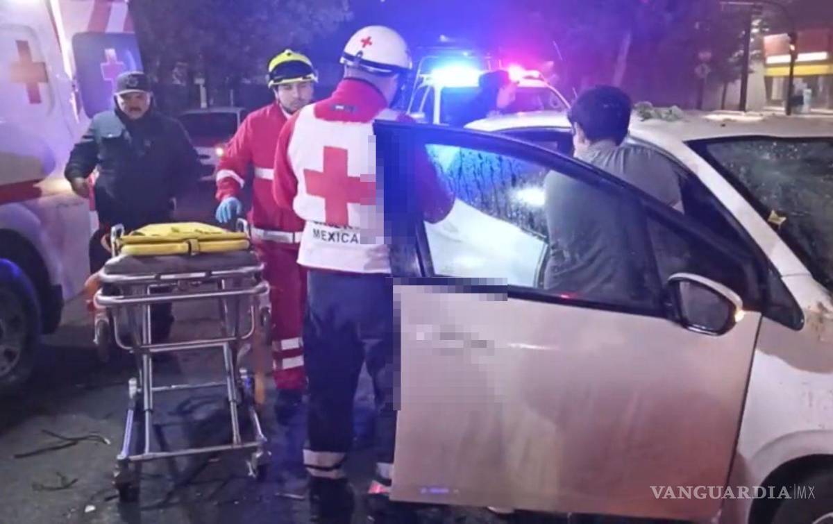 $!El automóvil presentó severos daños tras perder el control por exceso de velocidad.