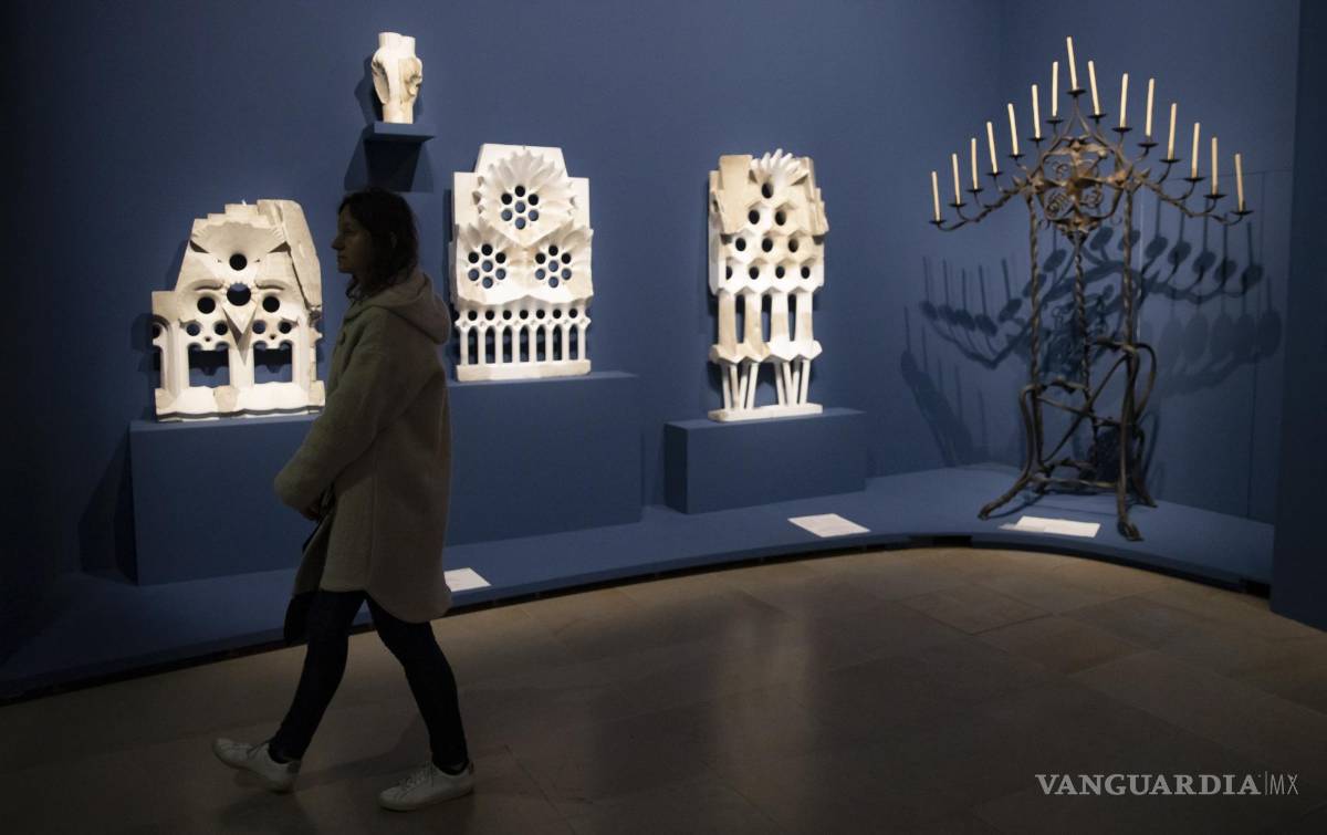 $!Un visitante mira las obras exhibidas como parte de una exposición dedicada al arquitecto español Antoni Gaudí, y presentada en el ‘Musee d’Orsay’ en París.