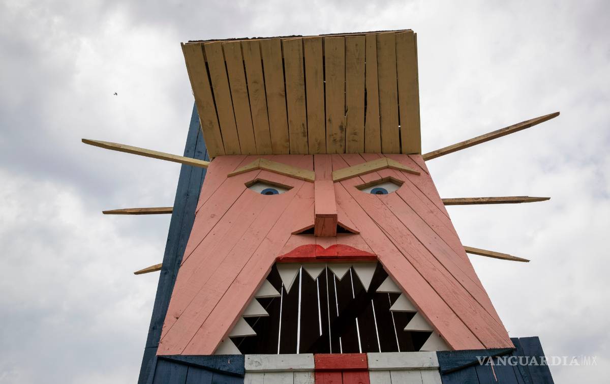 $!Erigen estatua poco halagadora de Trump en Eslovenia