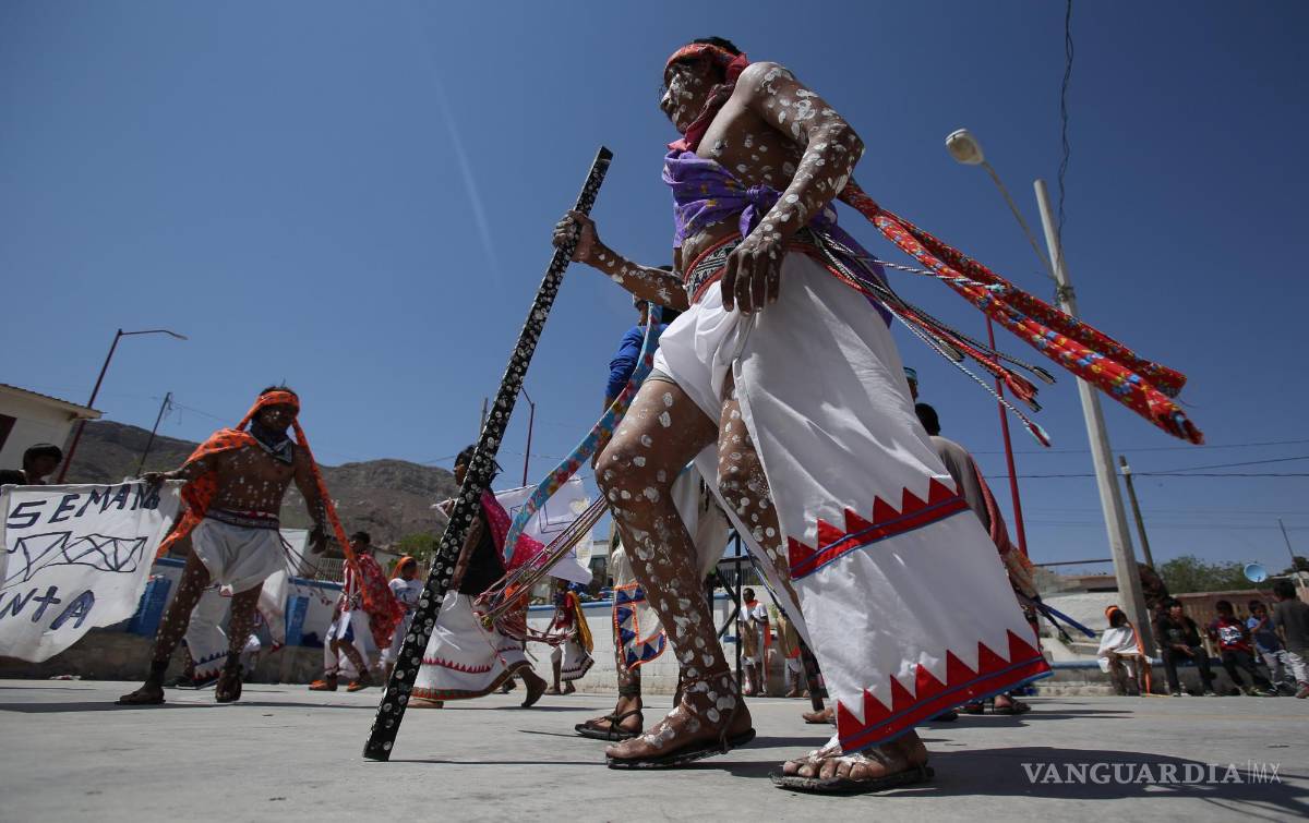 $!Raramuris (Tarahumaras) realizan la danza de los pintos para conmemorar el viacrucis durante la Pasión de Cristo en Ciudad Juárez, Chihuahua (México).